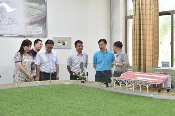 http://www.lzjtu.cn/__local/1/92/22/4A23B38A2E8FE95C9F4B7FF93C4_77BE93E9_1661F.jpg