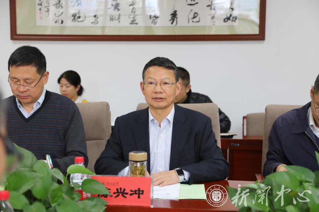 一群人坐在桌子前描述已自动生成