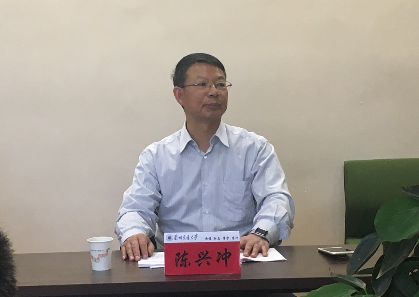 男人坐在桌子前描述已自动生成