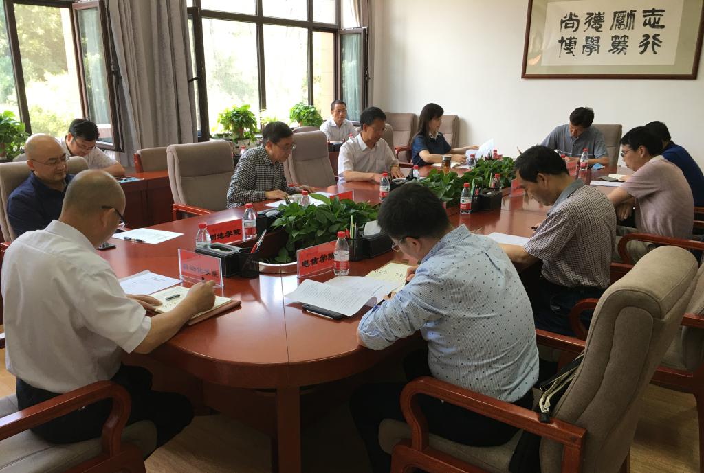 一群人围坐在桌子边描述已自动生成