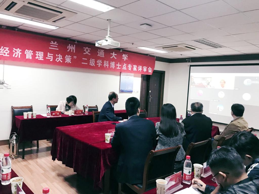 人们在看台上的人在房间里中度可信度描述已自动生成